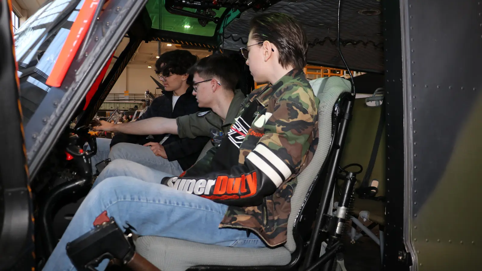 LTG-Auszubildender Cedrik Hamvas (Mitte) mit jungen Zukunftsgästen im Bell UH 1D.  (Foto: gi)