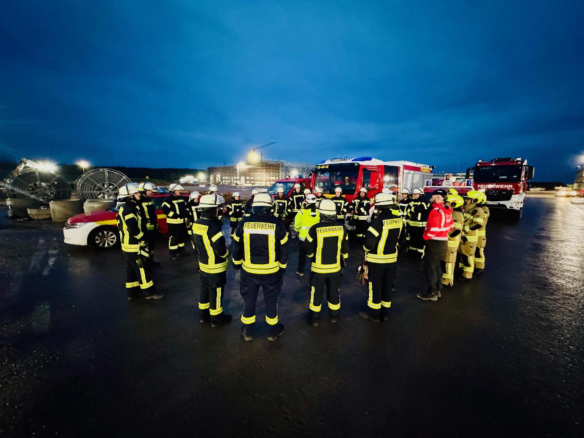 Auf der Airbus-Baustelle: Einsatzkräfte der Feuerwehr. (Foto: Feuerwehr)