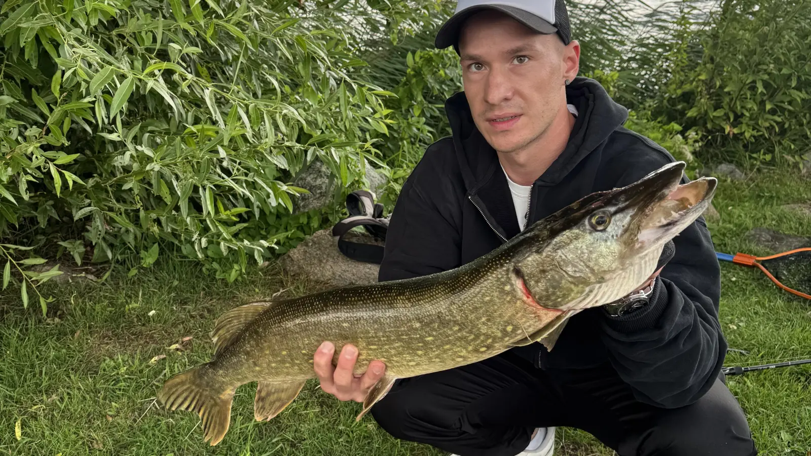Beeindruckende Größe: Angler Arne mit seinem Fang. (Foto: privat)