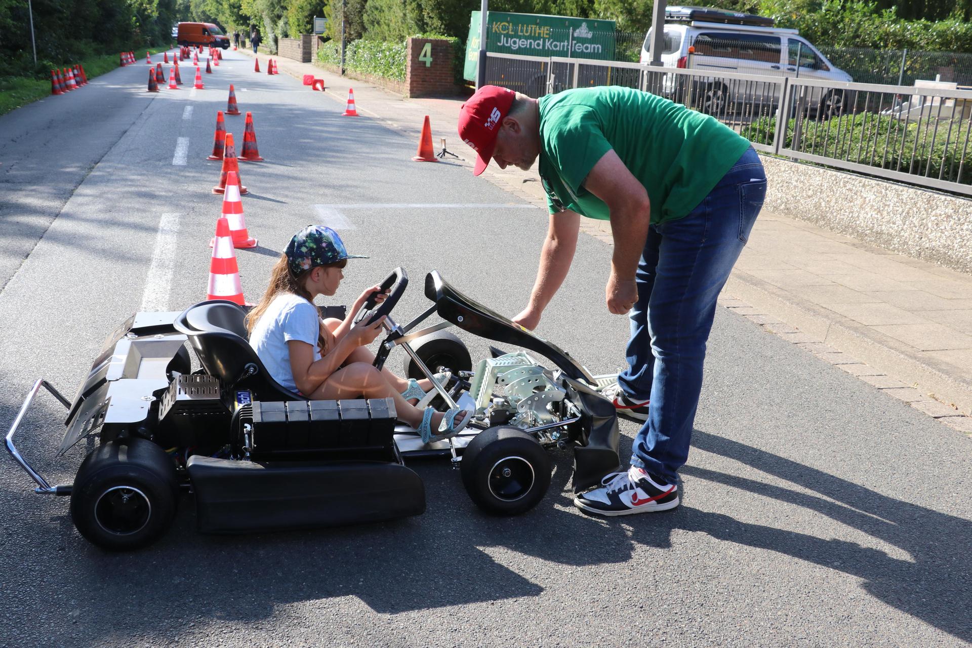 Emily fuhr eine Kart-Schnupperrunde. Begleitet wurde sie von Sascha Rustler vom KCL Luthe (Foto: gi)