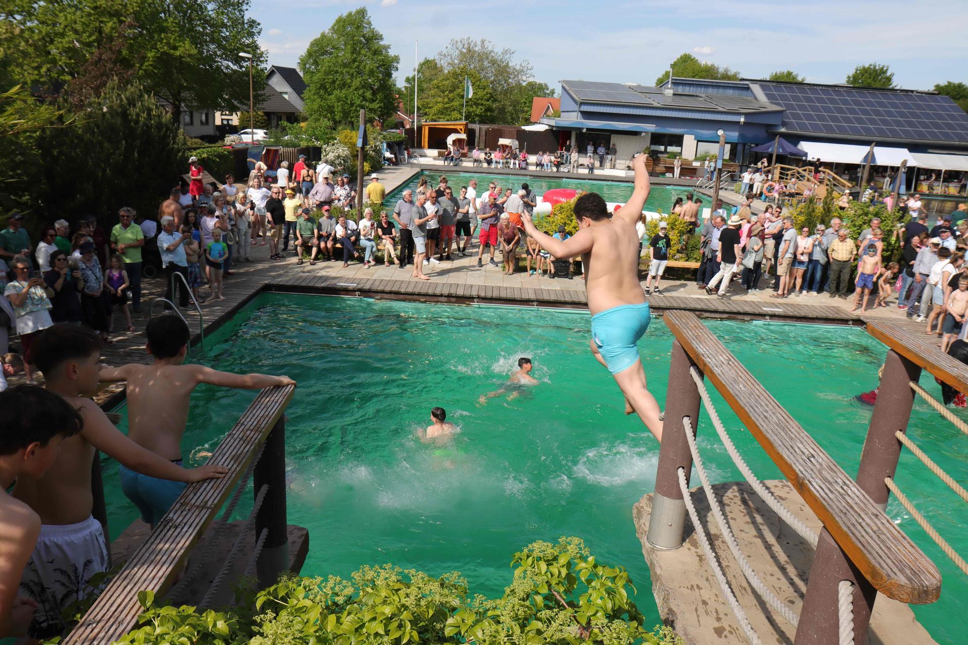 Spaß am und in den Becken: Saisoneröffnung im NaturErlebnisBad. (Foto: tau)