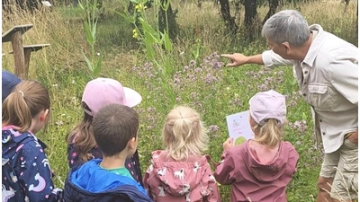 Auf der Streuobstwiese: Die Kinder aus der Zwergenwelt. (Foto: privat)