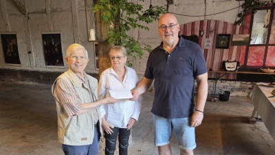 Übergabe (v.li.): Claus Dieter Henkelmann mit Kassenwartin Gundiula Felz und Lutz Rupp. (Foto: privat)
