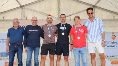 Siegerehrung Volkstriathlon (v.li.): Abteilungsleiter Wolfgang Scharf, Henning Radant von den Stadtwerken, die Platzierten Konstantin Theile, Malte Wortmann und Frithjof Kögler sowie Moderator Henrik Scharf. (Foto: gi)
