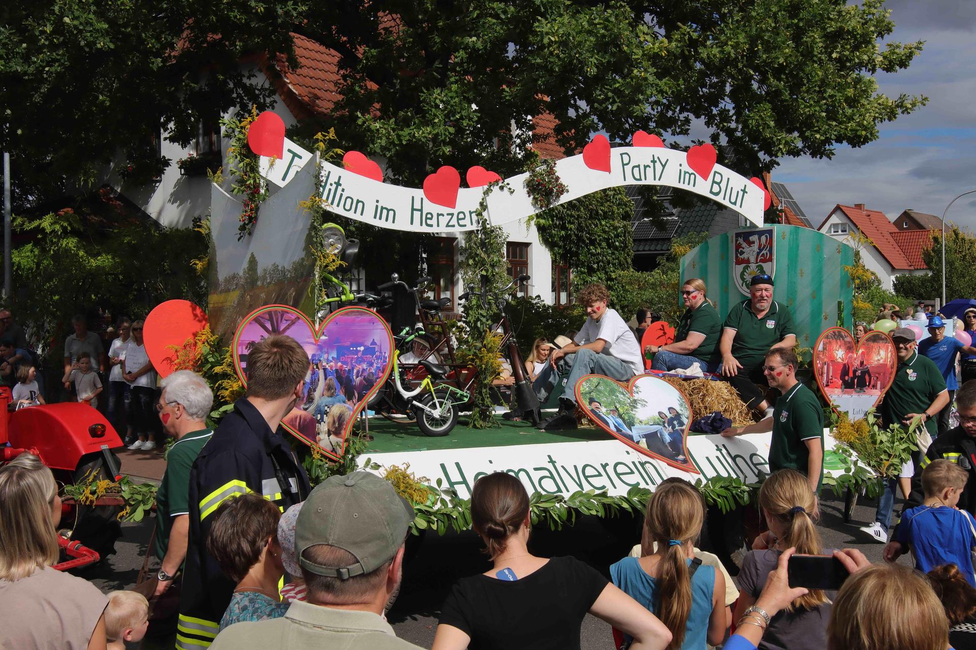 Eindrücke vom großen Festumzug. (Foto: tau)