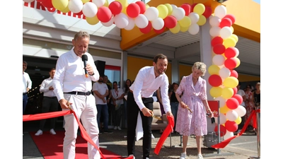 Heiner Struckmann, Jonas Struckmann und Inge Struckmann eröffnen die „clevva-Filiale” nach der Renovierung.  (Foto: bb)
