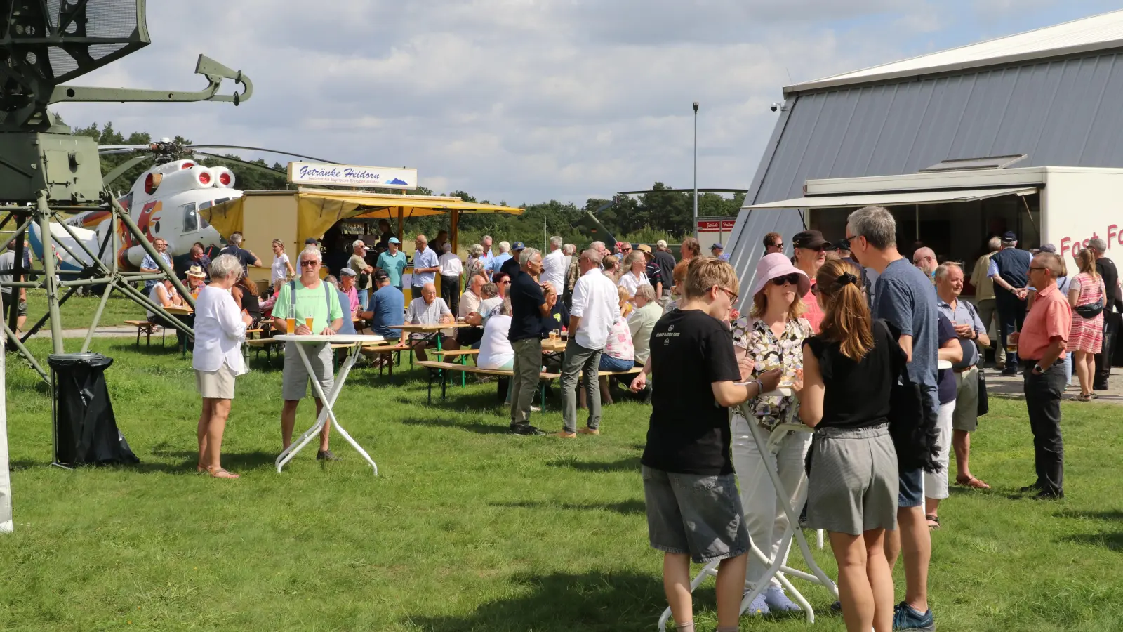 Gute Stimmung unter den Besuchern beim Frühschuppen an der Ju-Halle.  (Foto: gi)