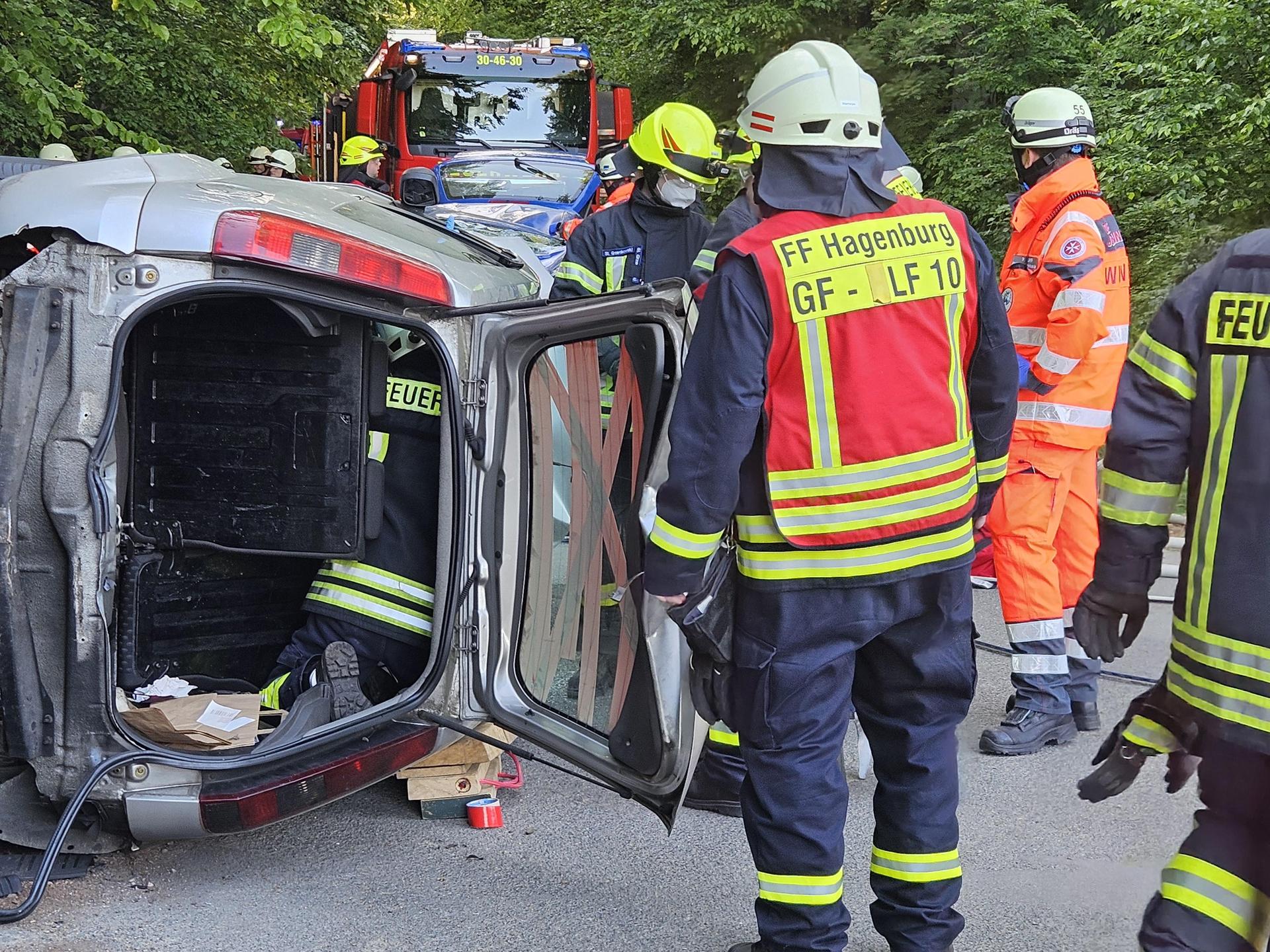 Beim Übungseinsatz unter realistischen Bedingungen: Rettungskräfte der Feuerwehr und der Johanniter. (Foto: Feuerwehr)