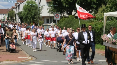 Sehenswert ist immer der Festumzug, hier im vergangenen Jahr in der Ebelingstraße Richtung Raiffeisenstraße/Niedernfeld.  (Foto: gi)