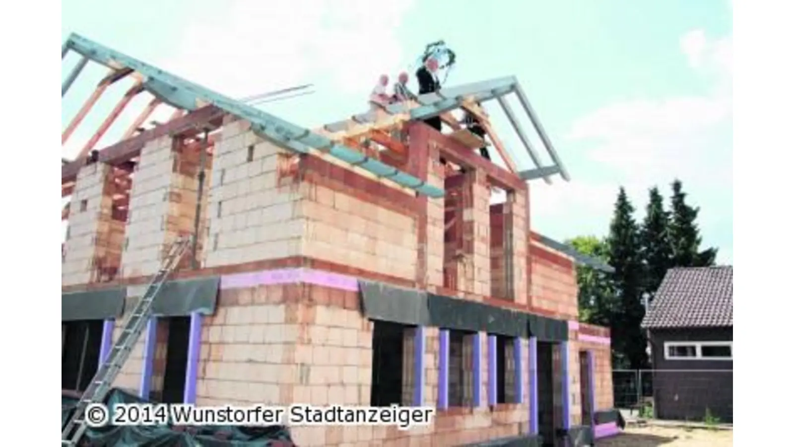Richtkranz weht über dem neuen Pfarrhaus (Foto: gi)