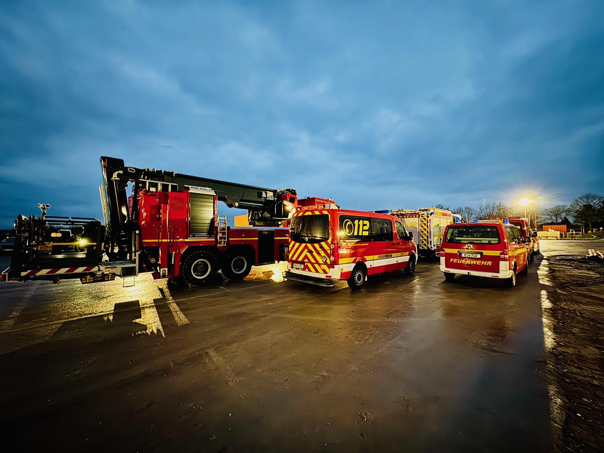 Auf der Airbus-Baustelle: Einsatzkräfte der Feuerwehr. (Foto: Feuerwehr)