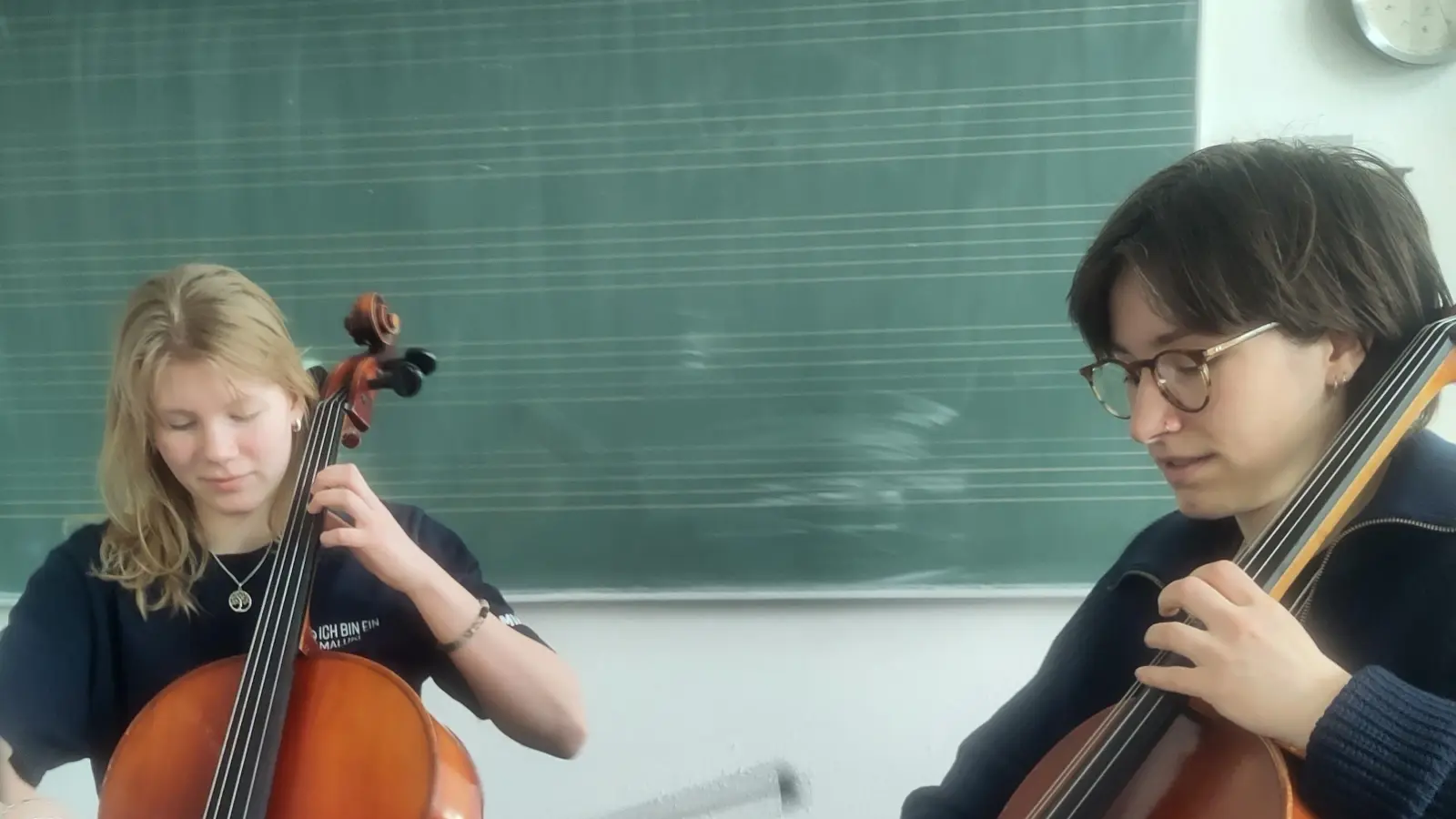 Proben zusammen (v.li.): Schülerin Miriam und Johanna Charné. (Foto: privat)