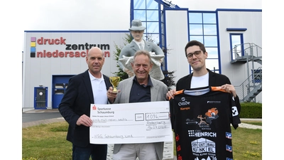 Zur Spendenübergabe lud Oppermann-Geschäftsführer André Schäffer den Tipp-König Heiner Struckmann von Möbel Heinrich sowie den Spendenempfänger Sebastian Stoyke von der HSG Schaumburg Nord nach Rodenberg ein. (Foto: nd)