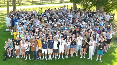 Grüßen aus Wagrain: Die rund 180 Konfis und 80 Teamerinnen und Teamer. (Foto: privat)