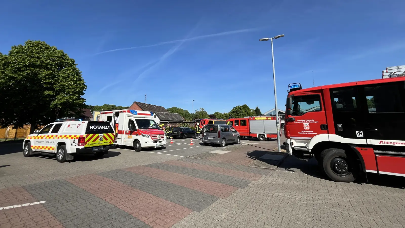 Parkplatz eines Supermarktes: Die Einsatzstelle in Hagenburg. (Foto: Feuerwehr)