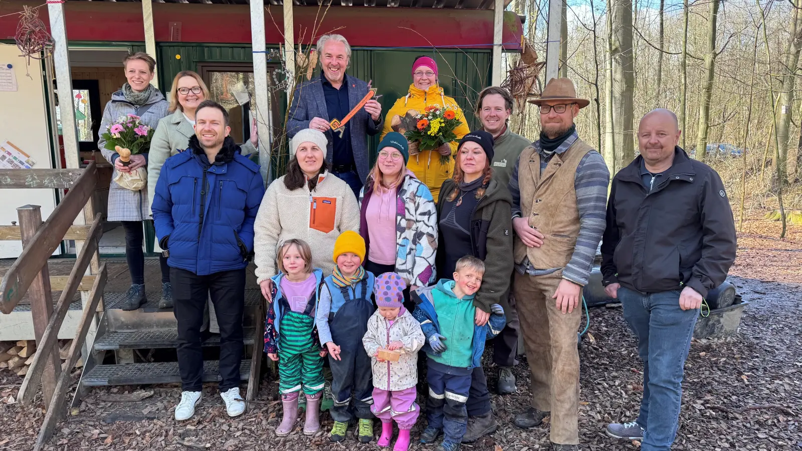 Freuen sich über den gesicherten Fortbestand des Waldkindergartens Deister-Sünteltal in Feggendorf (v.li.): Mareen Mair, Fachbereichsleiterin Saskia Kutscha, Joshua Klein , Izabela Monkiewicz, Samtgemeindebürgermeister Dr. Thomas Wolf, Jennifer Banski, Vereinsvorsitzende Mareike Grünewälder, Sarah Wegener , Adrian Semke, Marcus Koislik, Udo Meyer (Ausschussvorsitzender) und die Waldkinder. (Foto: Samtgemeinde Rodenberg)