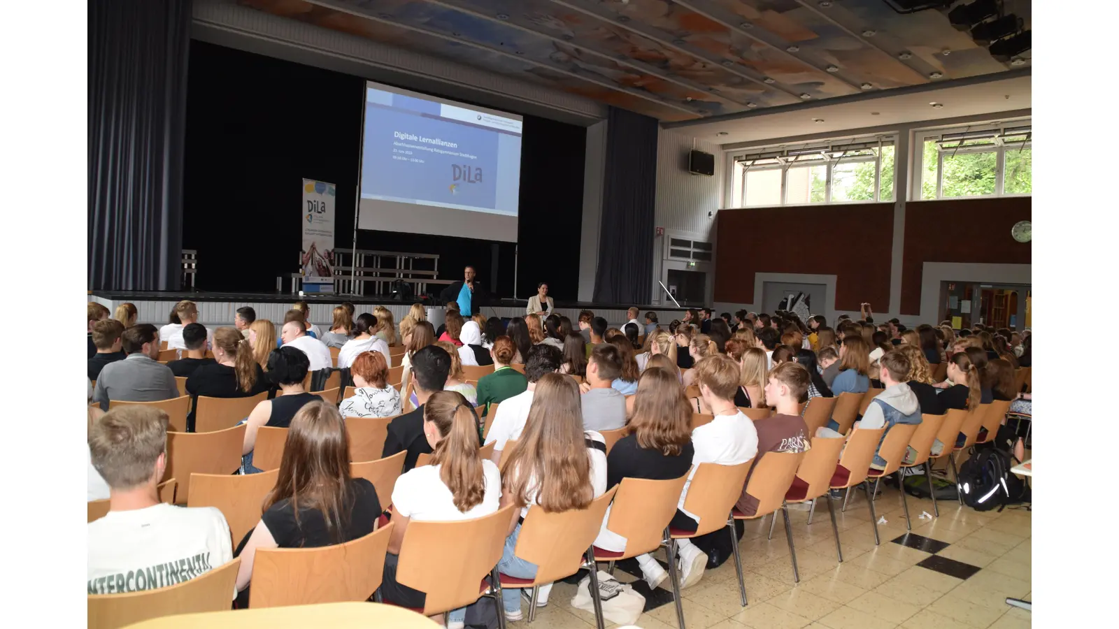 Über 200 Zehnt- und Elftklässler besuchten die Präsentation. (Foto: ab)