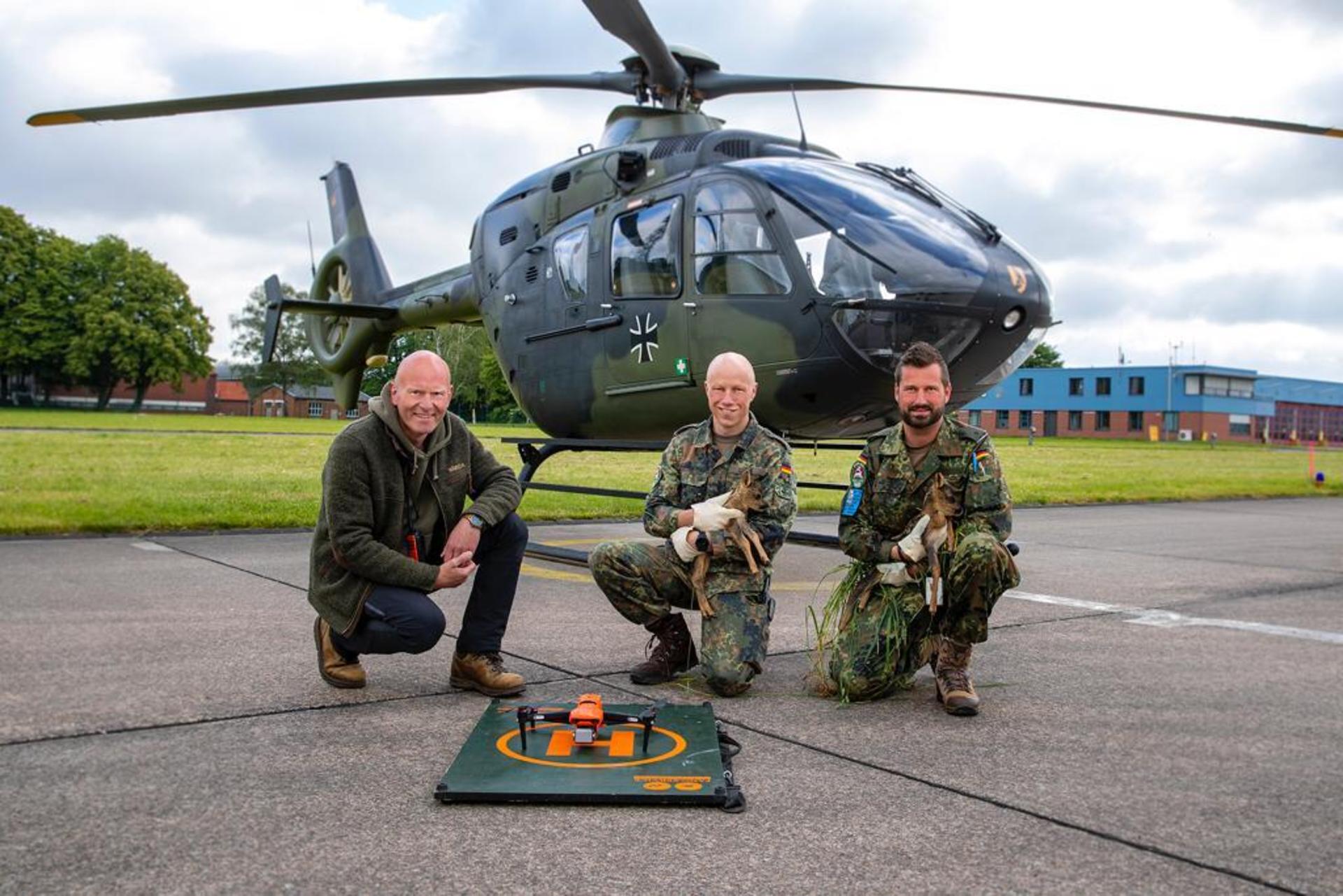 Drohnenpilot Guido Hiller mit seinen Kollegen, die etwas größere Maschinen steuern. Für den Einsatz am Militärflugplatz Achum wird eine Sondergenehmigung benötigt. Die Zusammenarbeit läuft laut Hiller optimal.  (Foto: privat)