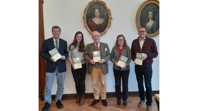 Dr. Stefan Brüdermann, vom Landesarchiv, Caroline Brodehl, vom Wallstein Verlag, Autor Helmut Stange, Dr. Lu Seegers von der Schaumburger Landschaft und Jörg Nitsche von der Sparkassenstiftung Schaumburg stellen das Buch zu „Wilhelm Meissner. Ein Schaumburger Baumeister zwischen Revolution und Biedermeier“ vor.  (Foto: privat)