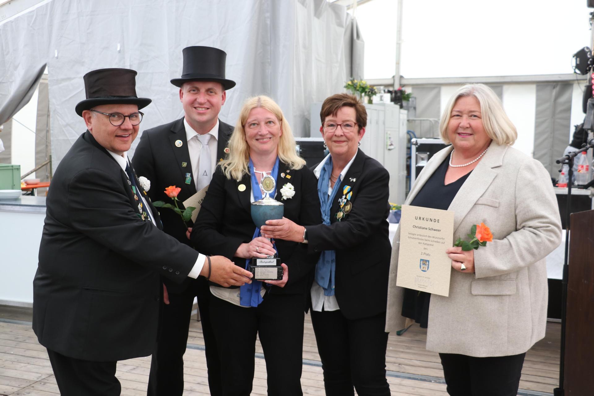 Pokalübergabe (v.li.): Thomas Silbermann, Leon Troschke, Ratspokalgewinnerin Nadine Fricke, Kirsten Riedel und Christiane Schweer. (Foto: gi)