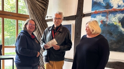 Freuen sich über die Spende (v.li.): Daniela Krückeberg, Reinhard Martin, Christiane Schweer. (Foto: privat)