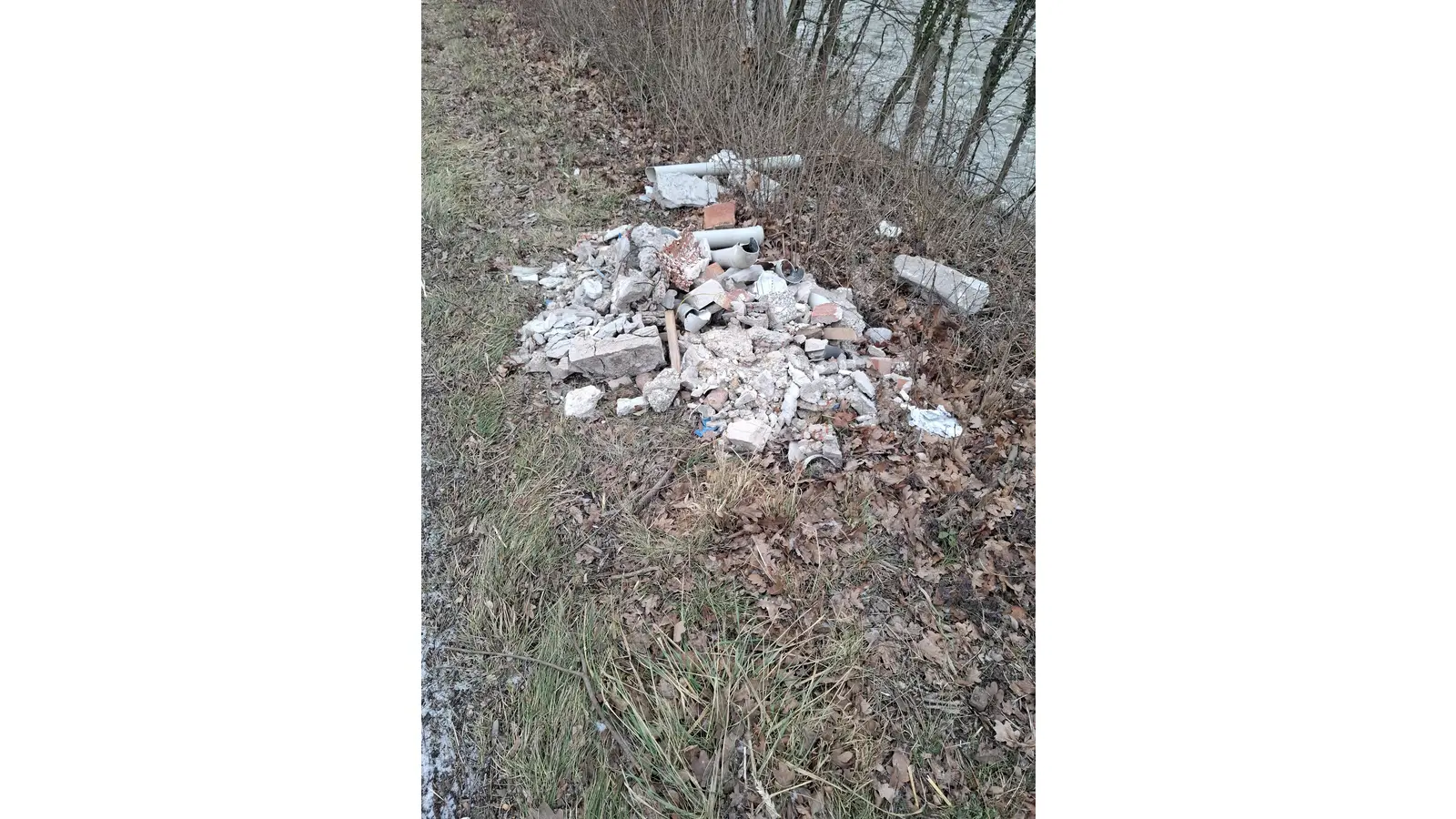 Bauschutt, vielleicht sogar mit Asbest - kurz vor dem ersten Schneefall. (Foto: ab)