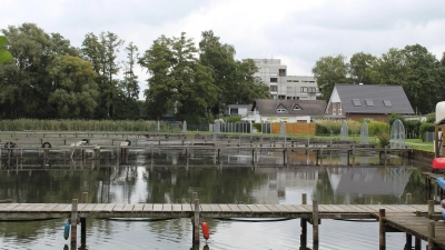 Ragen bei niedrigem Wasserstand weit aus dem Meer: Die Bootsstege am Ufer. (Foto: wb)