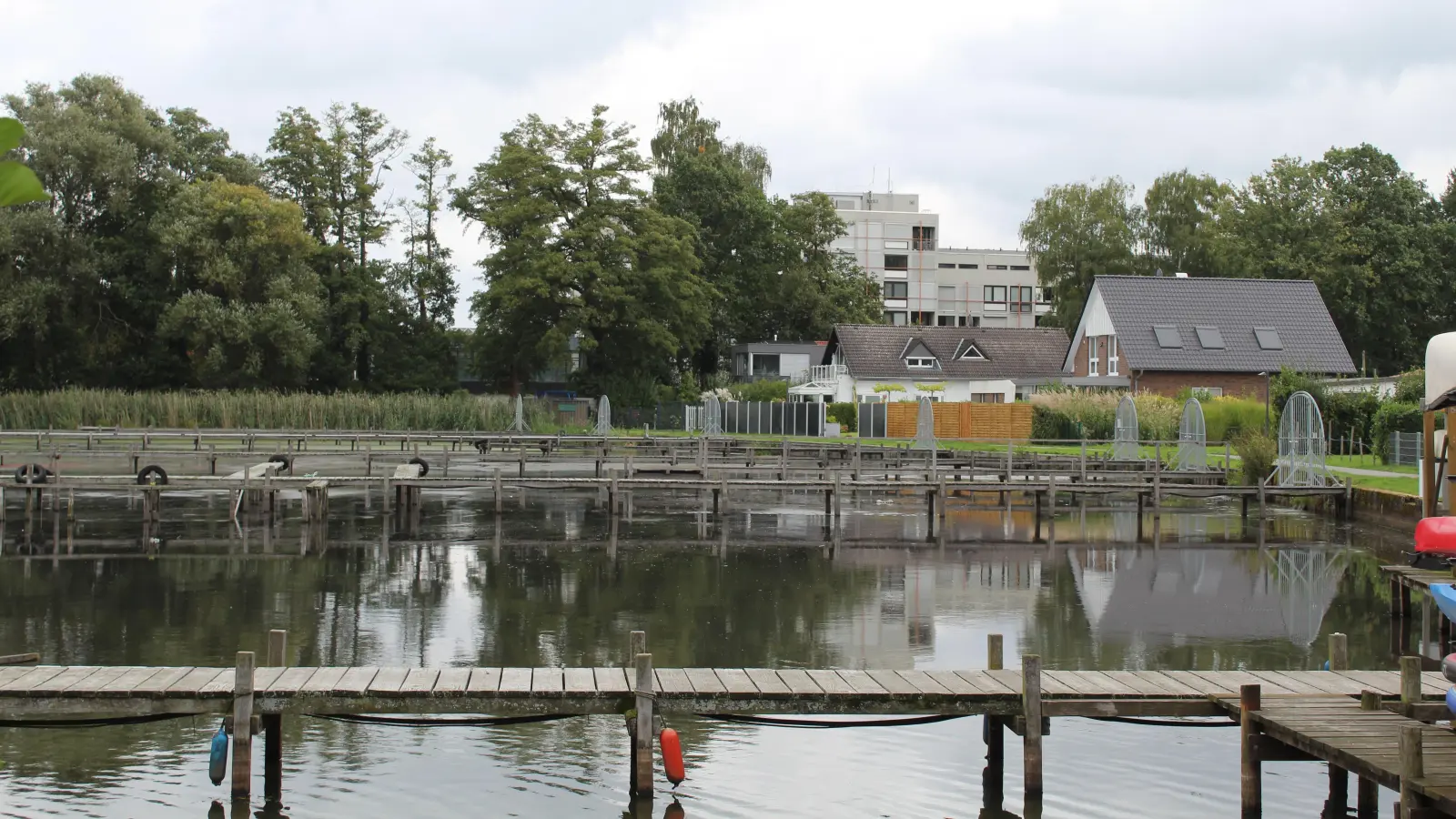 Ragen bei niedrigem Wasserstand weit aus dem Meer: Die Bootsstege am Ufer. (Foto: wb)