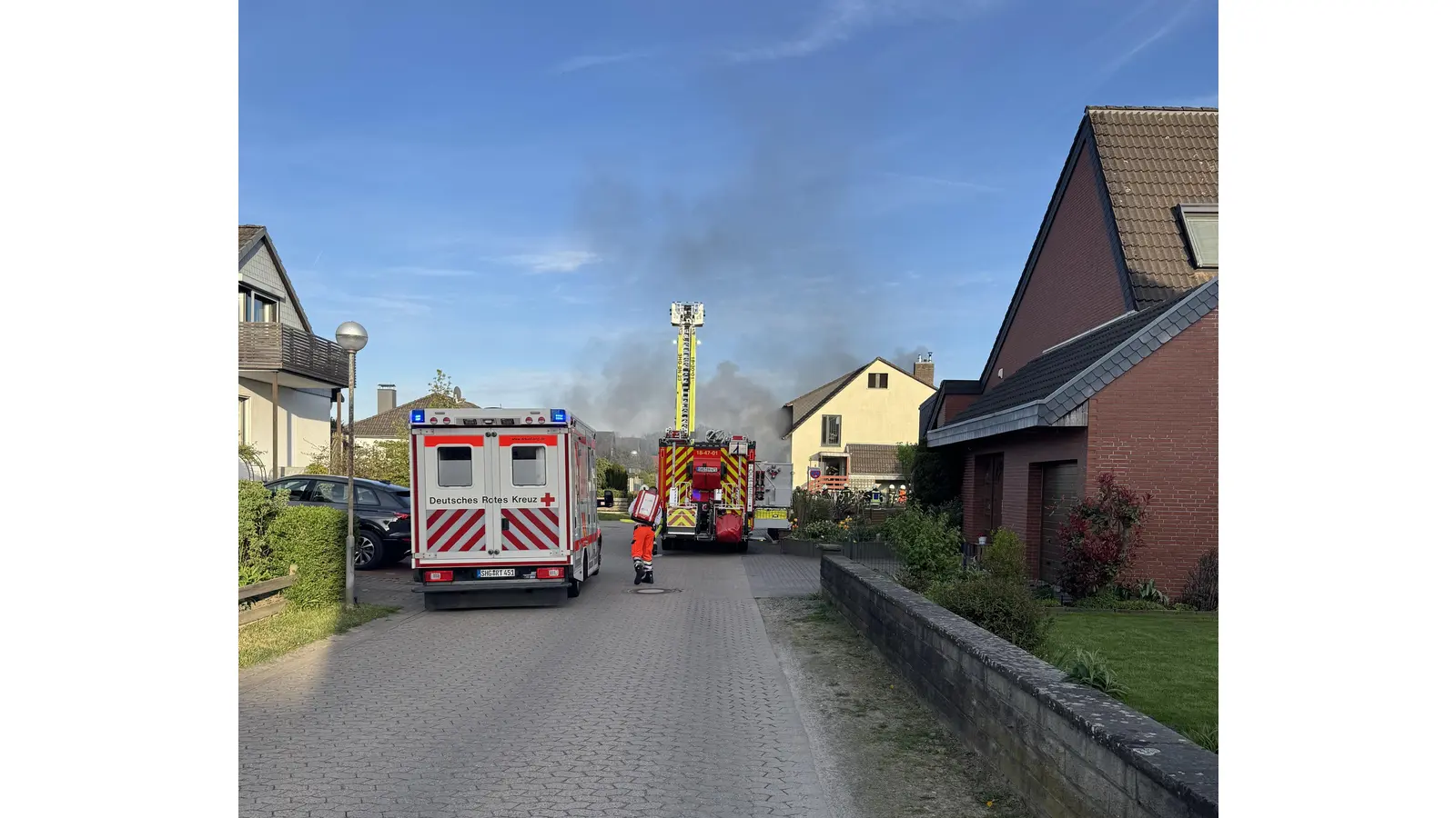 Starke Rauchentwicklung sichtbar: der Keller eines Wohngebäudes brannte in voller Ausdehnung. (Foto: privat)
