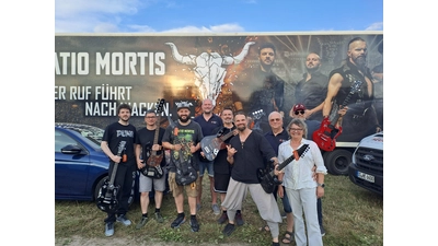 Die Bandmitglieder mit den Vertretern des DRK-Ortsvereins Bückeburg. (Foto: privat)