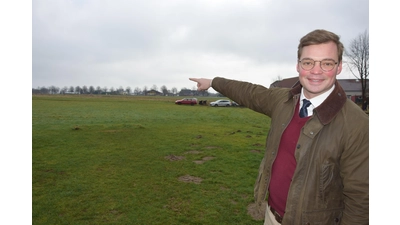 Bürgermeister Jörn Lohmann zeigt, wo ein neues Gewerbegebiet im Auetal entstehen soll.<br> (Foto: ste)