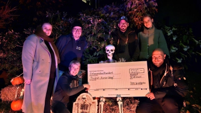 Bei der Spendenübergabe (v.li.): Mali Kuhlmann, Nicole Brickwedel, Stephan Kuckuck, Niko Riggers, Finja Ellermann und Jan Anderle.  (Foto: privat)