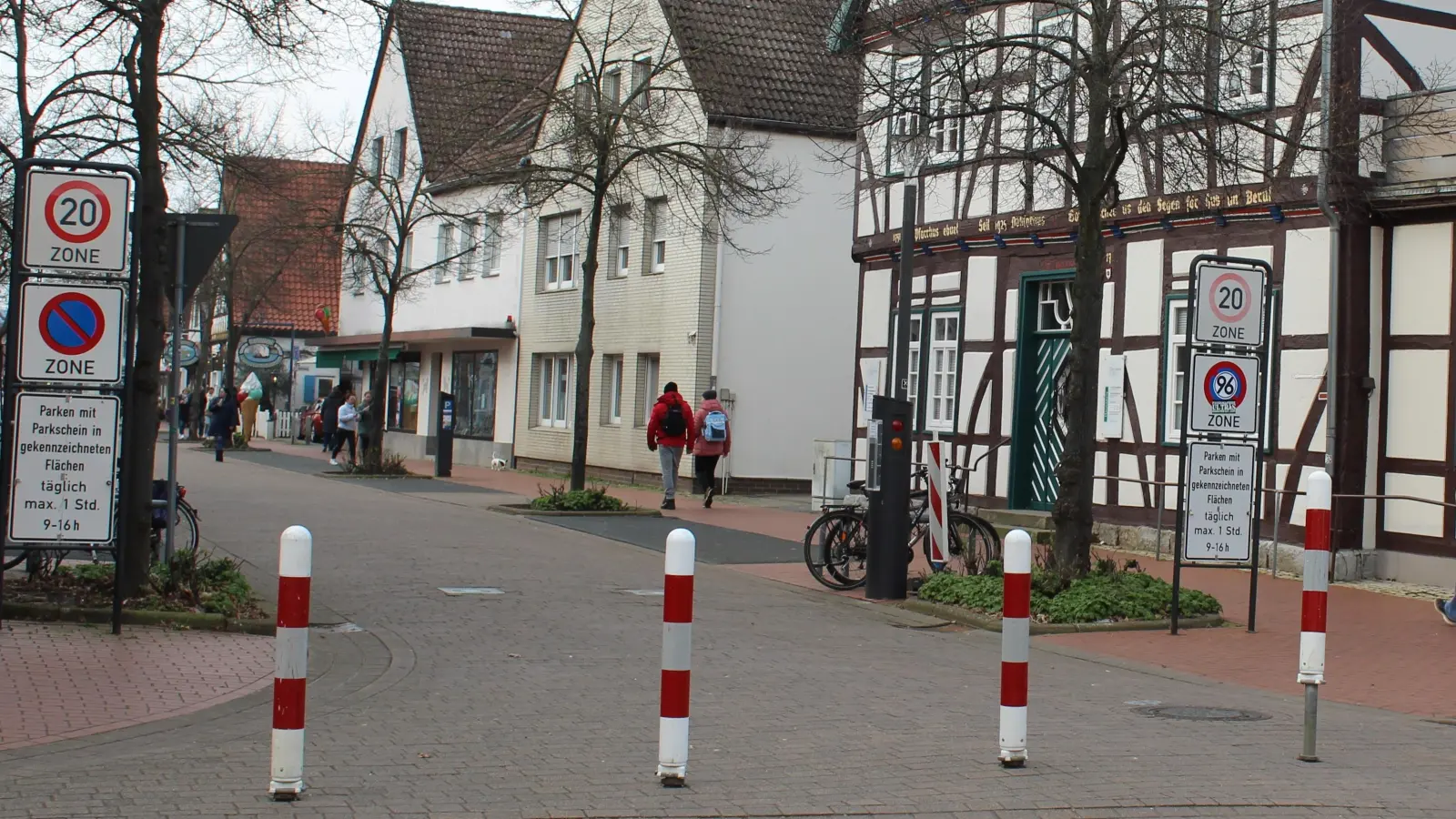 Ein hoffentlich seltenes Bild: Doppel-Polleranlage in der Graf-Wilhelm-Straße. (Foto: wb)