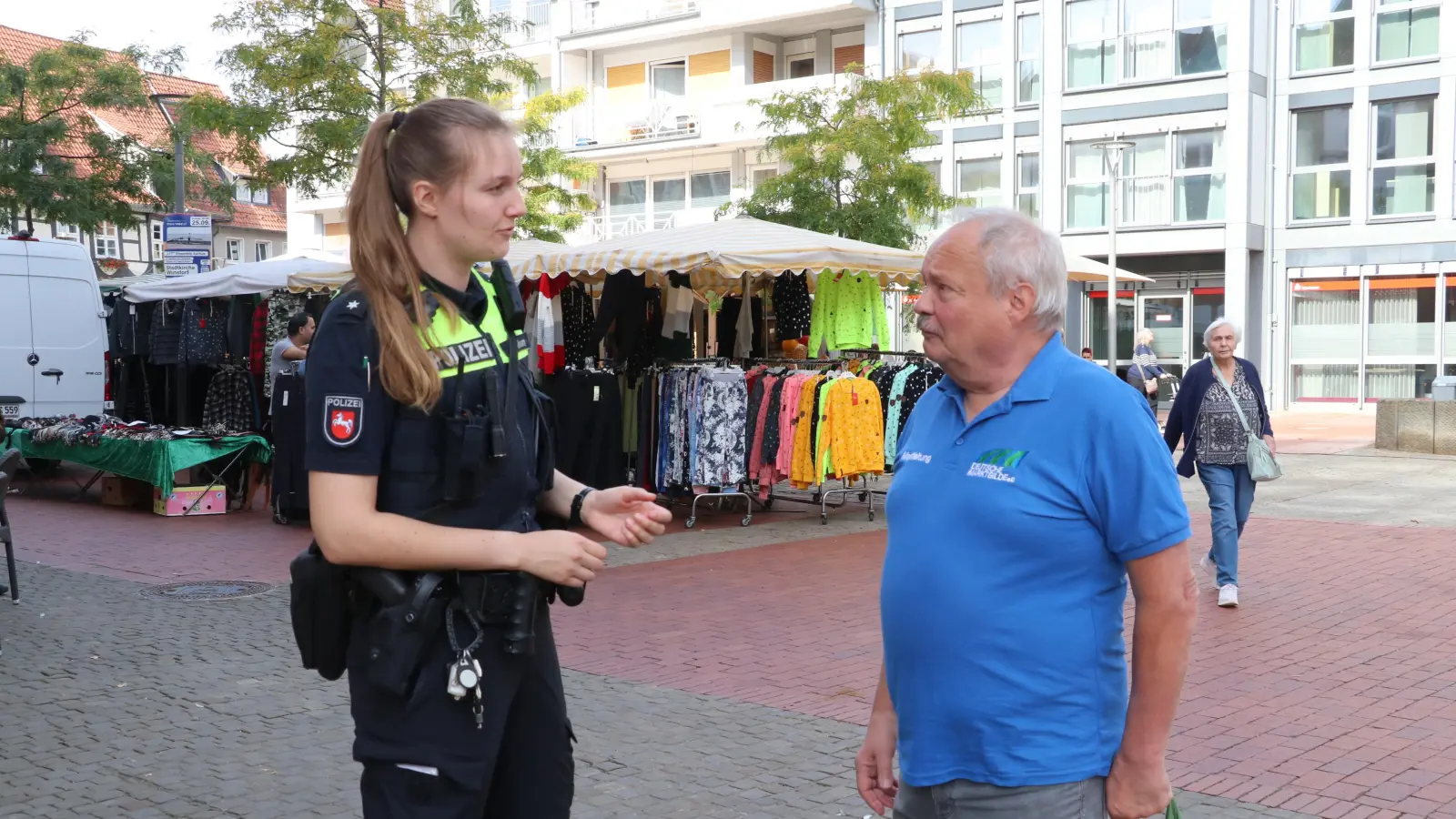 Christina Südekum im Gespräch mit Marktmeister Hans-Jürgen Wirtz.  (Foto: gi)