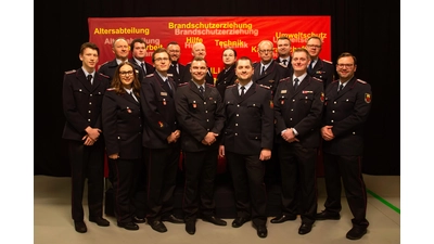 Die Beförderten: Waldemar Skowranek (hintere Reihe v. li.), Jonas Mellinghausen, Dominic Kassner, Alexander Bülow, Kira Höhle, Martin Pieper, Timo Pflugradt, Daniel Bruns sowie Jakob Meyer (vordere Reihe v. li.), Vanessa-Ruth Möller, Christoph Bruns, Ole Hoßfeld, Arne Brammer, Kim Pascal Otto, Marcel Fuhrich. (Foto: privat)