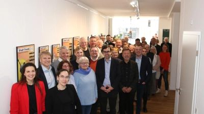 Mit zahlreichen Gästen eröffnet Stadthagen den „Stadt.Raum” in der Niedernstraße.  (Foto: bb)