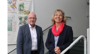 Landrat Jörg Farr und Personalamtsleiterin Susanne Ellersiek informieren über den Personalaufwuchs beim Landkreis. (Foto: bb)