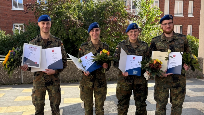 Mit Zeugnissen (v.li.): Jannik Seyfarth, Celine Frey, Mareen Heinemann und Kevin John Curtis. (Foto: privat)