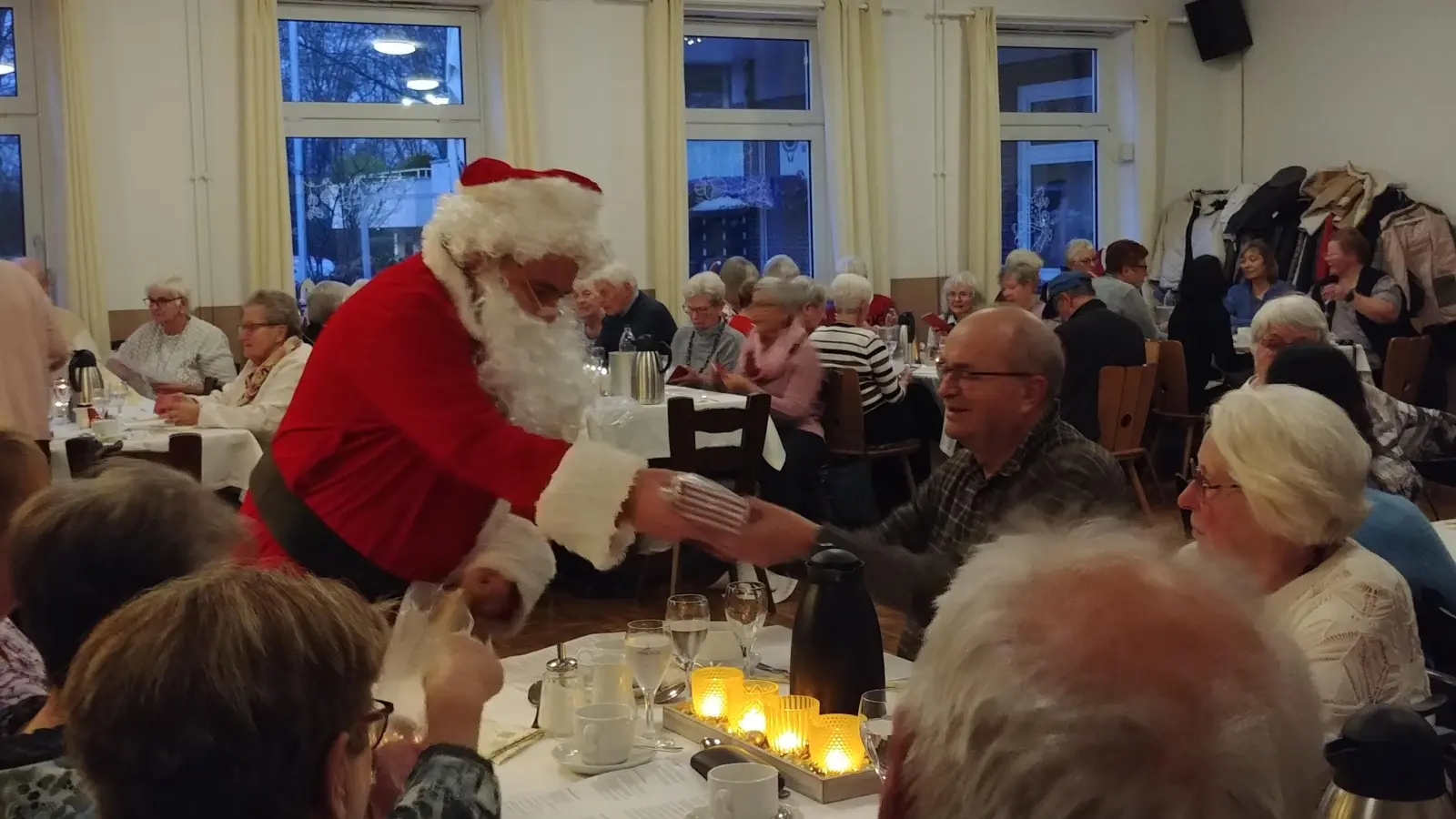 Verteilt Geschenke: Der Weihnachtsmann. (Foto: privat)