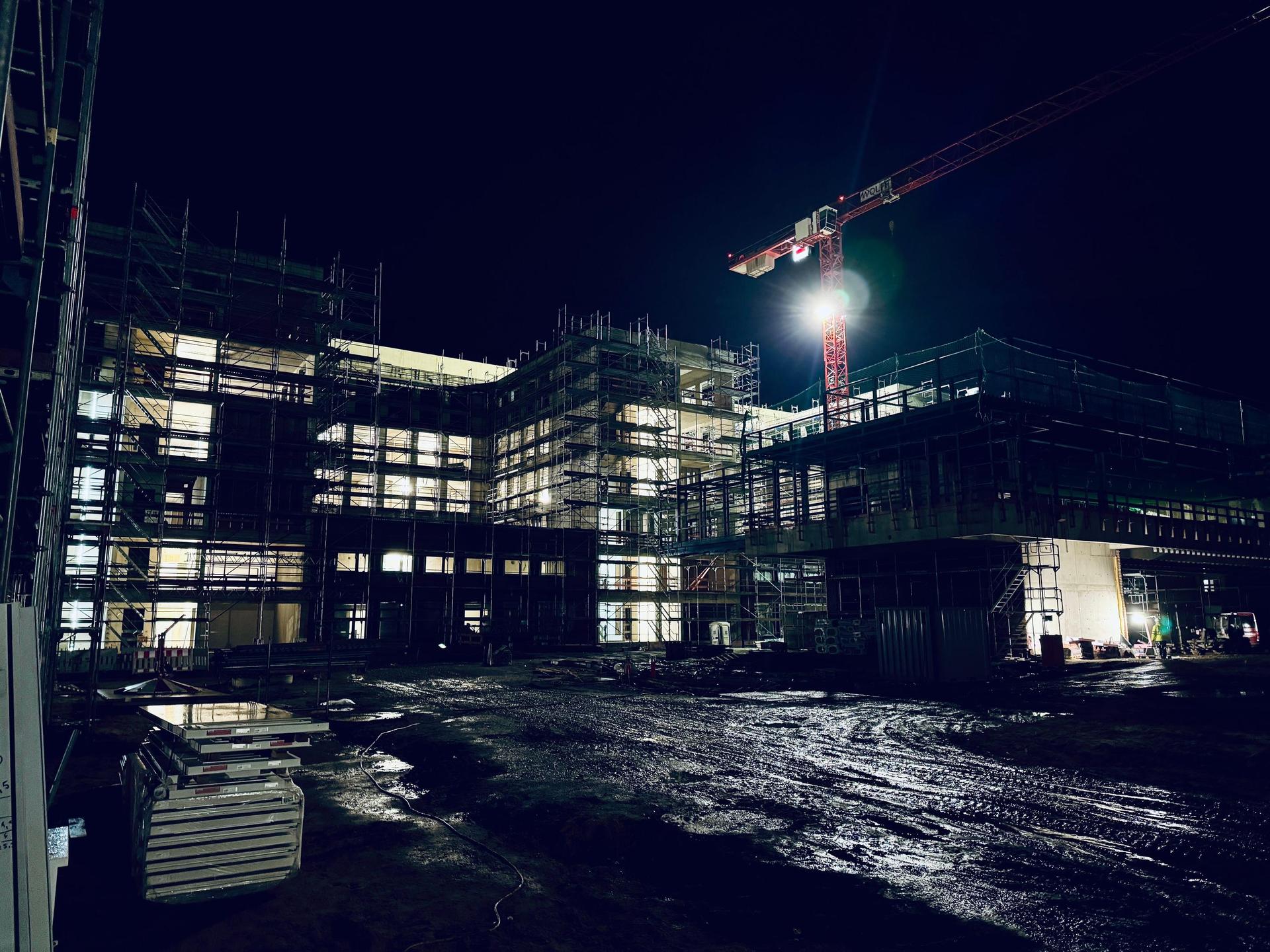 Auf der Airbus-Baustelle: Einsatzkräfte der Feuerwehr. (Foto: Feuerwehr)