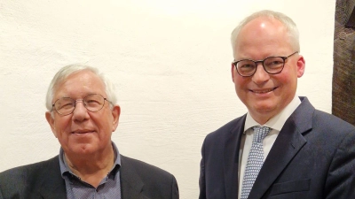 In der Abtei: Der Vorsitzende der Stiftung Rotes Lehmhaus, Rolf Herrmann (li.), und sein Gast aus Berlin, Heiko Holste. (Foto: privat)