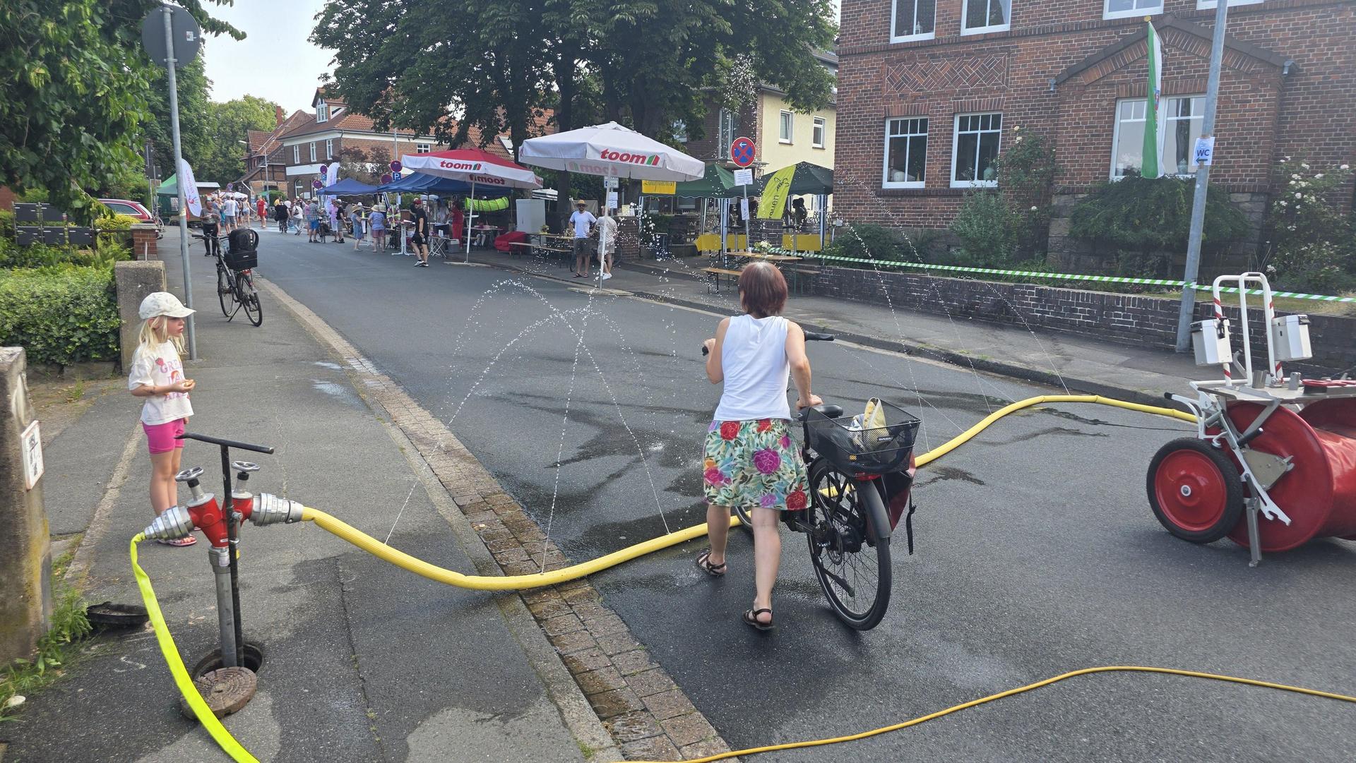 Hauptstraßenfest in Luthe: Für Abkühlung ist gesorgt. (Foto: tau)