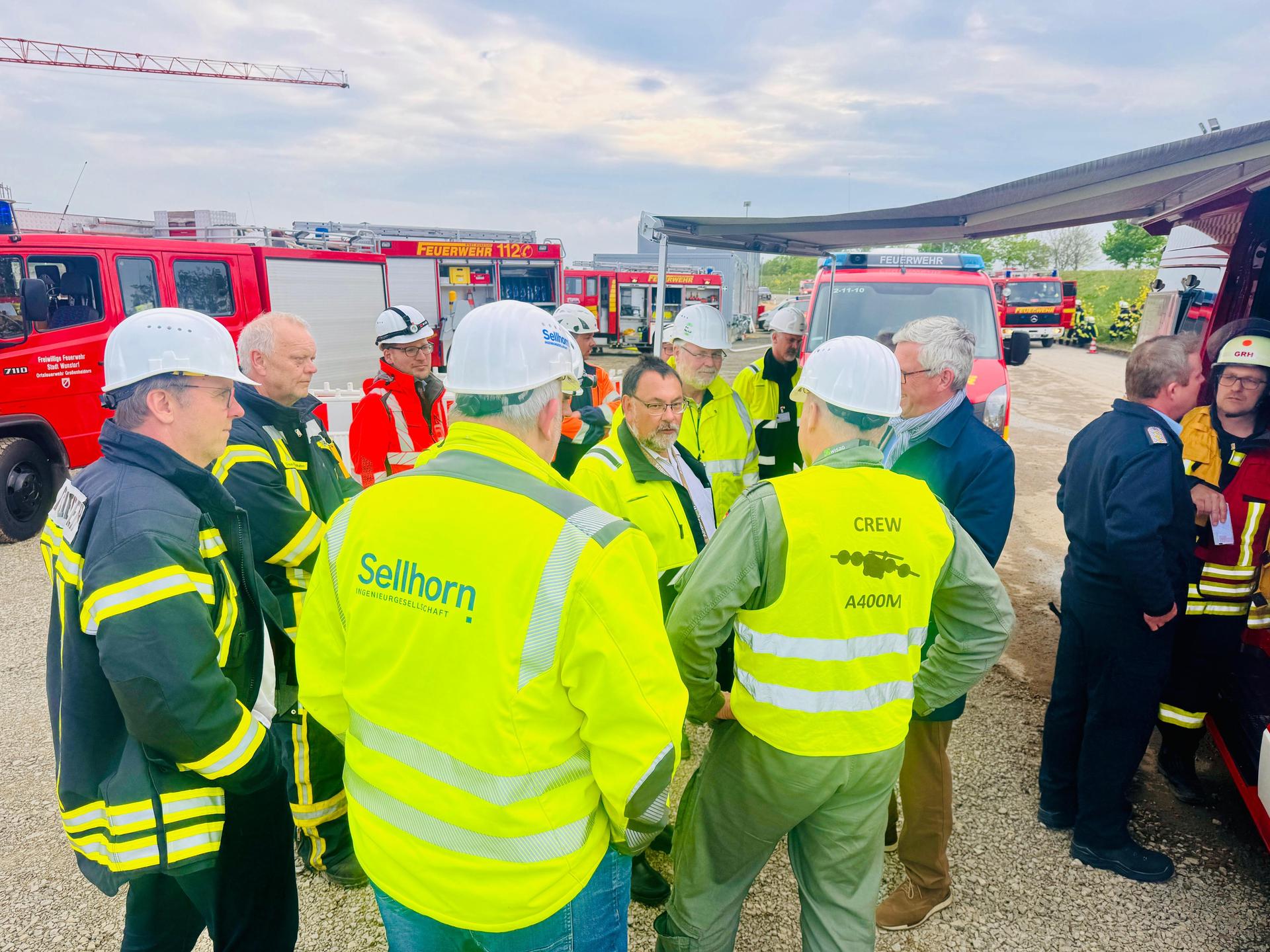 Auf der Airbus-Baustelle: Einsatzbesprechung. (Foto: Feuerwehr)