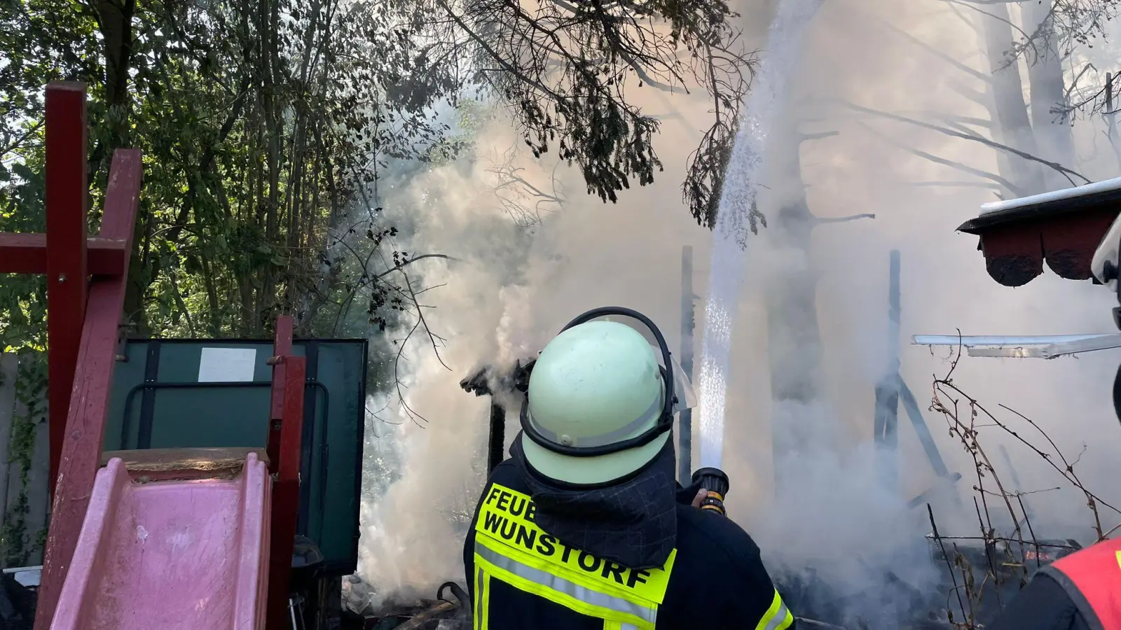 Bei den Löscharbeiten: Die Feuerwehr Wunstorf. (Foto: Feuerwehr Wunstorf)