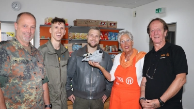 Im Tafelhaus (v.li.): Ein Vertreter der Unteroffiziervereinigung, Christopher, Timo, Ursula Jungbluth und Frank Löffler. (Foto: gi)