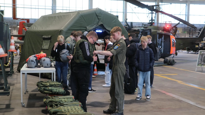 Praktische Einblicke: Die Jungen und Mädchen schlüpfen in eine Rettungsjacke. (Foto: gi)
