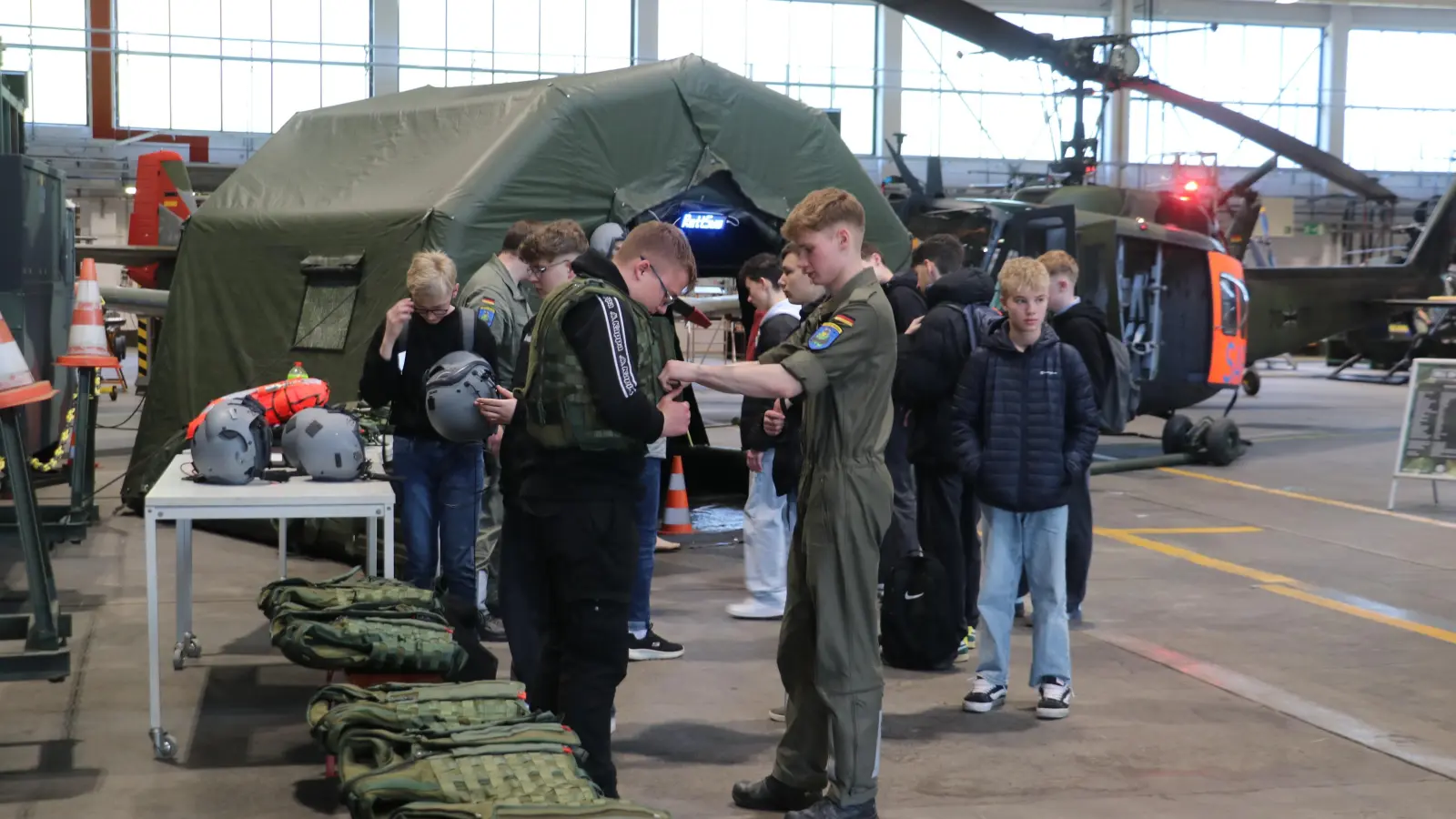 Praktische Einblicke: Die Jungen und Mädchen schlüpfen in eine Rettungsjacke. (Foto: gi)