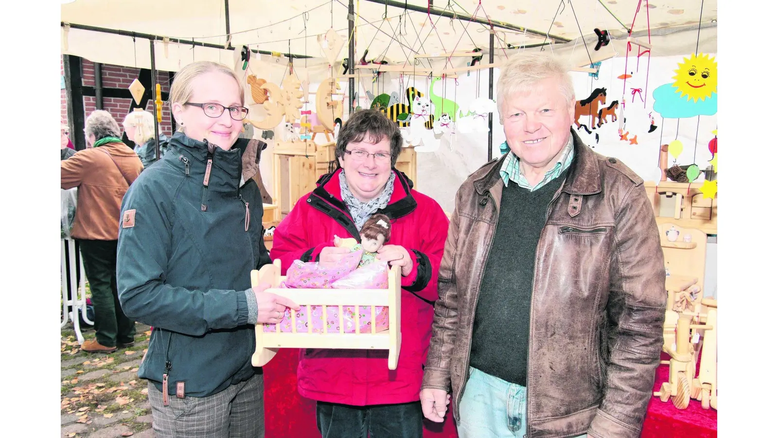 Die Besucher strömen zum Kunsthandwerkermarkt (Foto: red)