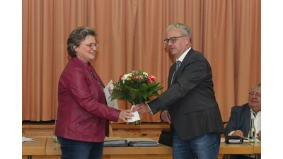 Sandra Wiechmann nimmt nach ihrer Wahl zur Ersten Samtgemeinderätin die Glückwünsche von Samtgemeindebürgermeister Ditmar Köritz entgegen. (Foto: Borchers, Bastian)