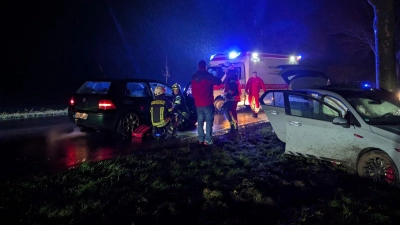 An der Unfallstelle: Erstversorgung eines Patienten. (Foto: Feuerwehr)